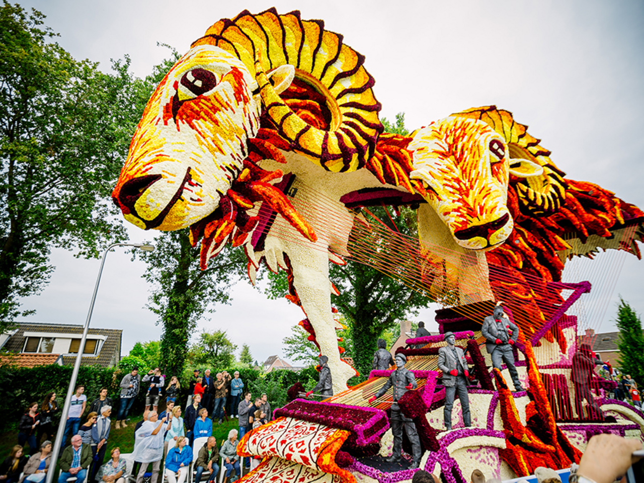 Een van de grootste bloemencorso ter wereld bij RTV Oost